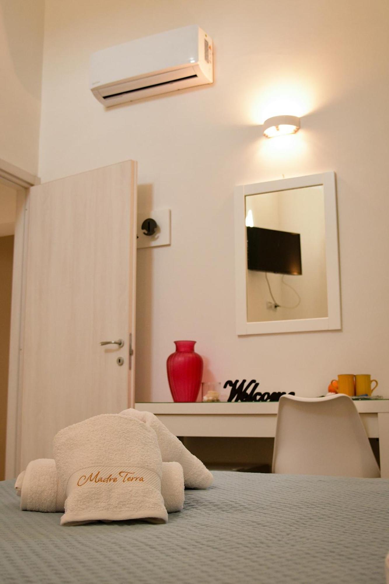 Madre Terra Airport Rooms And Suites Terrasini Exteriör bild