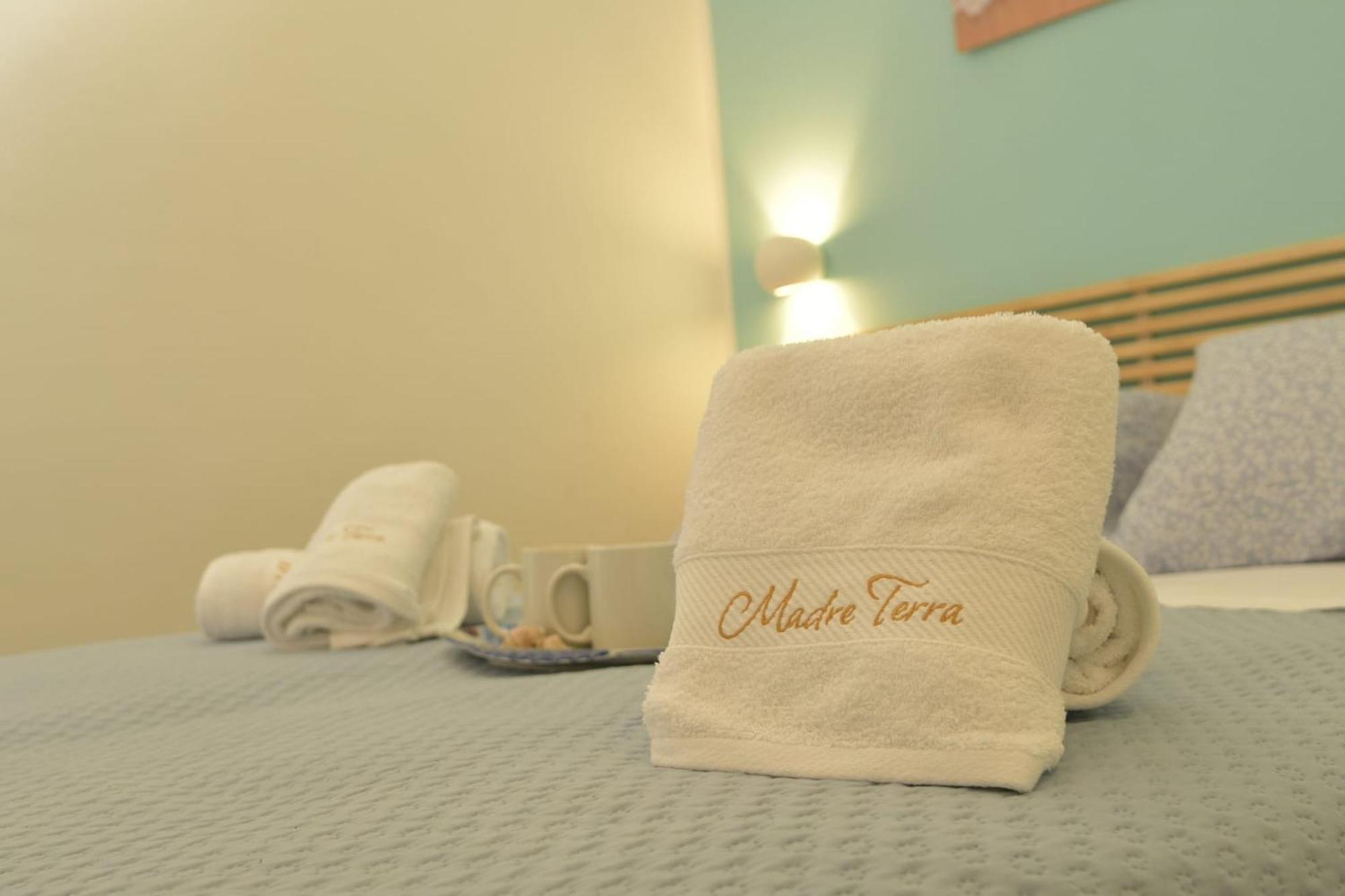 Madre Terra Airport Rooms And Suites Terrasini Exteriör bild